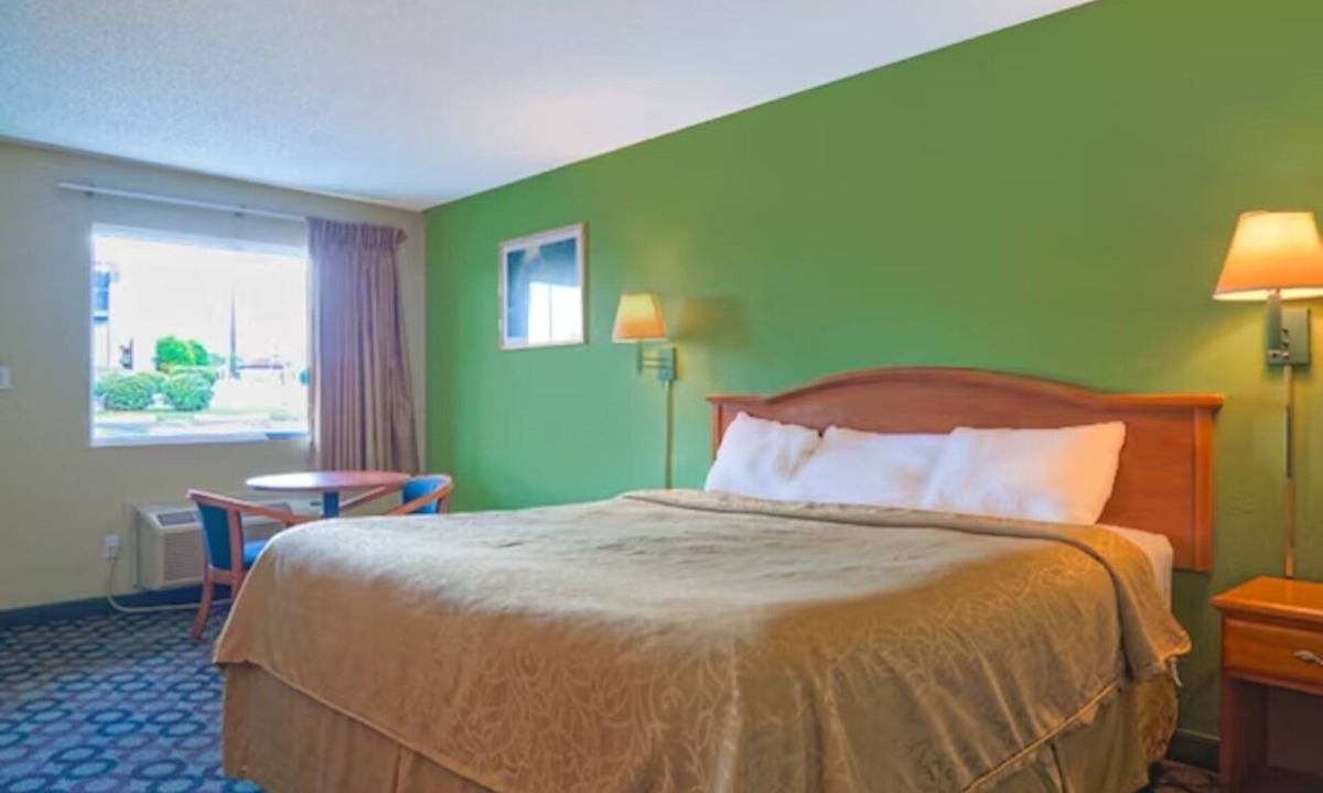 Ashburn Hotel | King Bed in Ashburn | 3 Minutes to Heritage Park & Local Dining Options