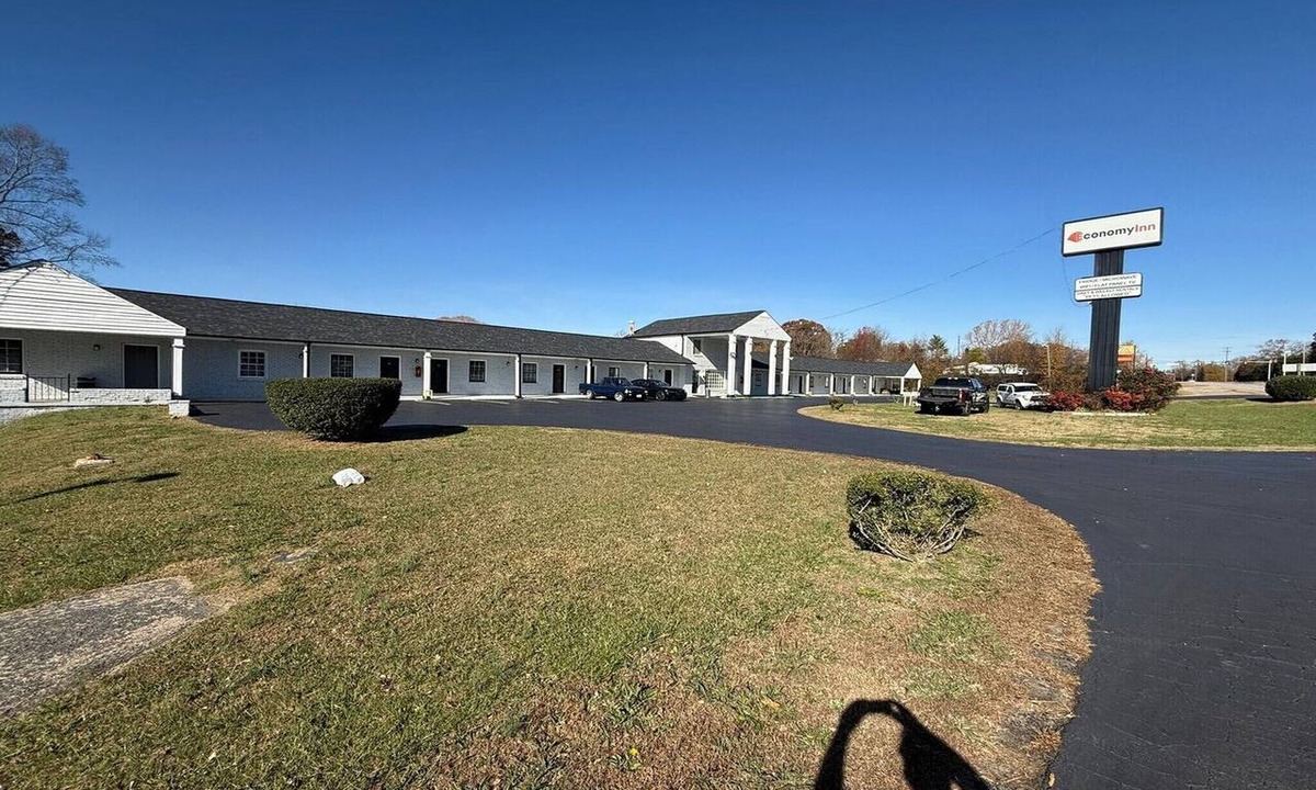 Danville Apartment | King Bed Non-Smoking