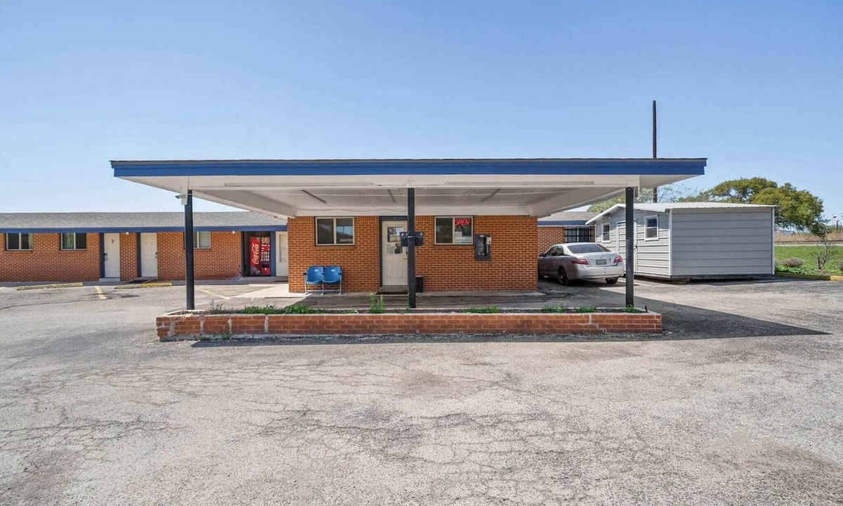 Luling Apartment | King Bed Non-Smoking