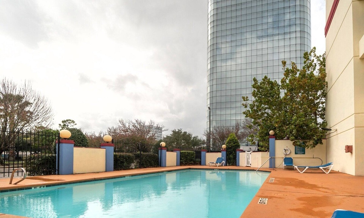 Greater Greenspoint Apartment | King Bed Non-Smoking