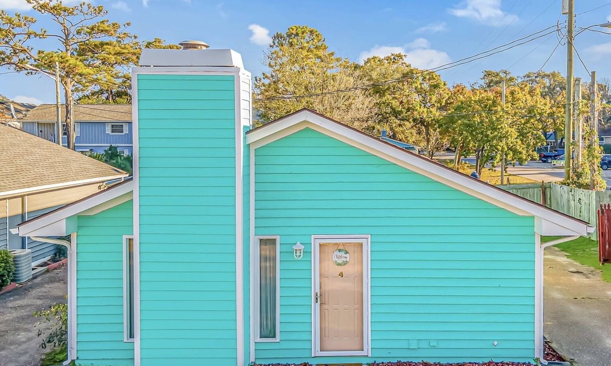 North Myrtle Beach House | King Bed - Private Deck - Walk To Beach - Arcade - Dogs OK - Baby Gear - Laundry