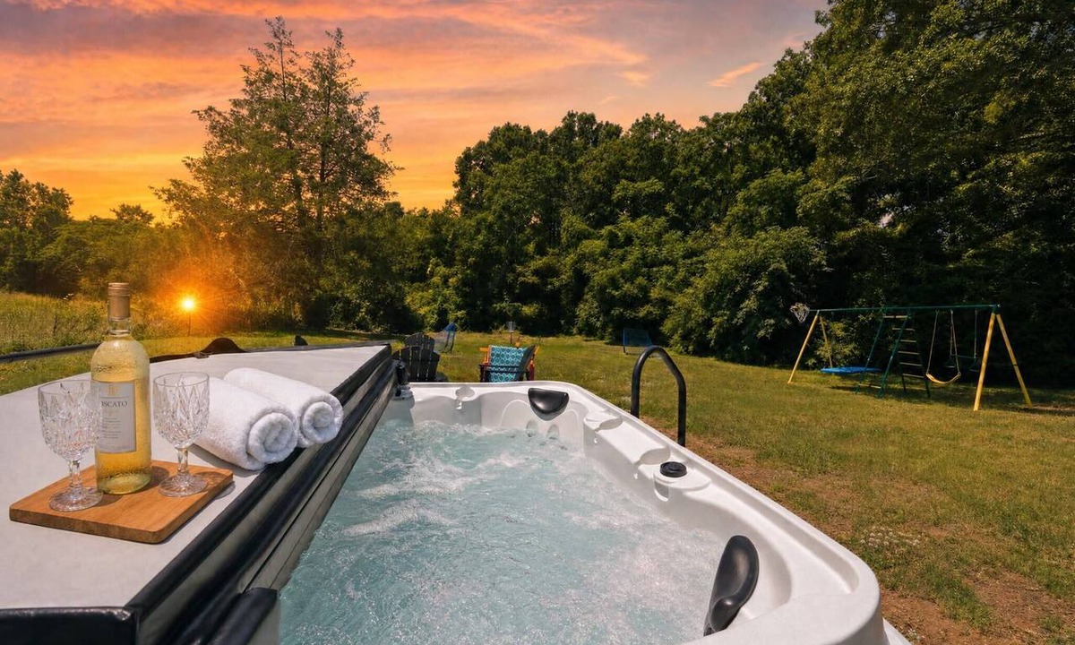 Watkinsville House | King Beds - Hot Tub, Massage Chair, Fire Pit, Big Yard, Swing Set