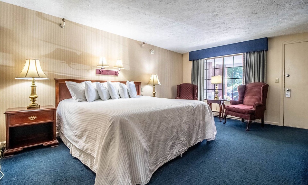 Ogunquit Cabin | King room - 1 King bed