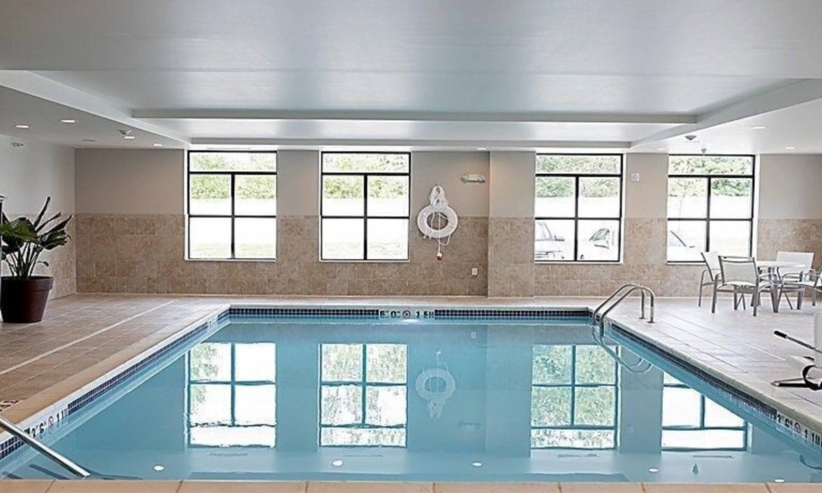 Auburn Hills Apartment | King Suite | Free Breakfast + Indoor Pool