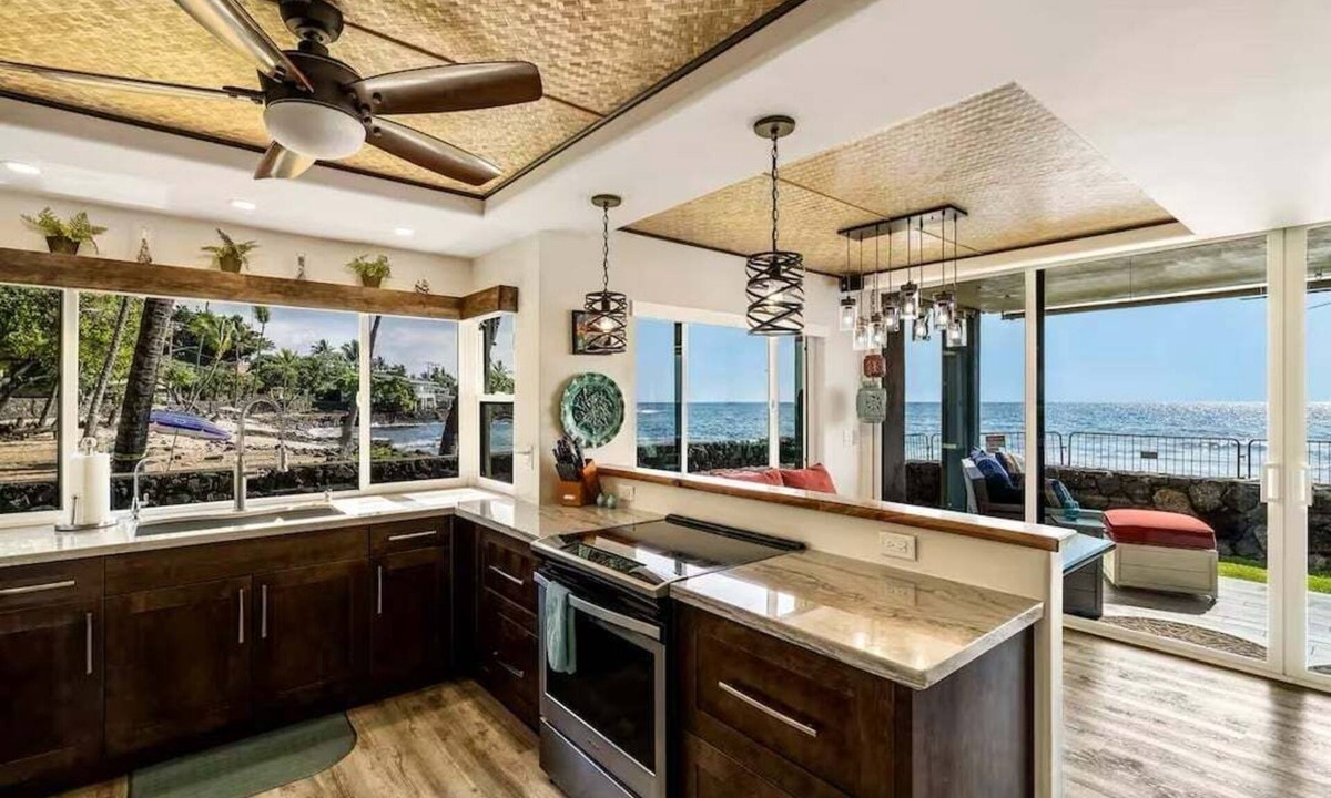 Historic Kailua Village Condo | Kona Reef A1: Ocean-view 2BR condo in Kailua-Kona, perfect for 4-6 guests.