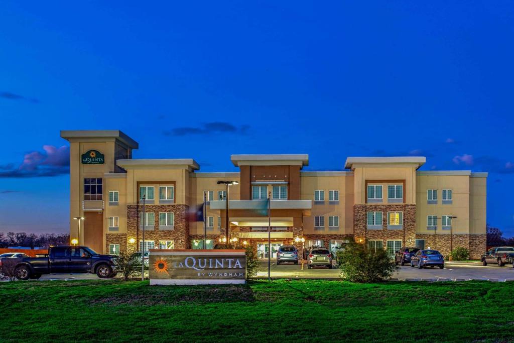 Luling Hotel | La Quinta by Wyndham Luling