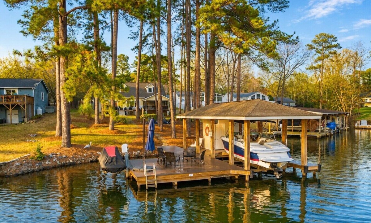Henrico House | Lake Gaston Retreat | Dock, Firepit & Kayaks