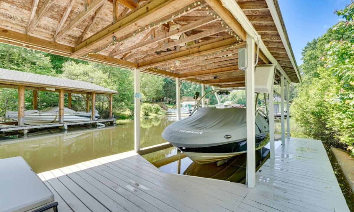 Henrico House | Lake Gaston Waterfront w Private Dock & Kayaks