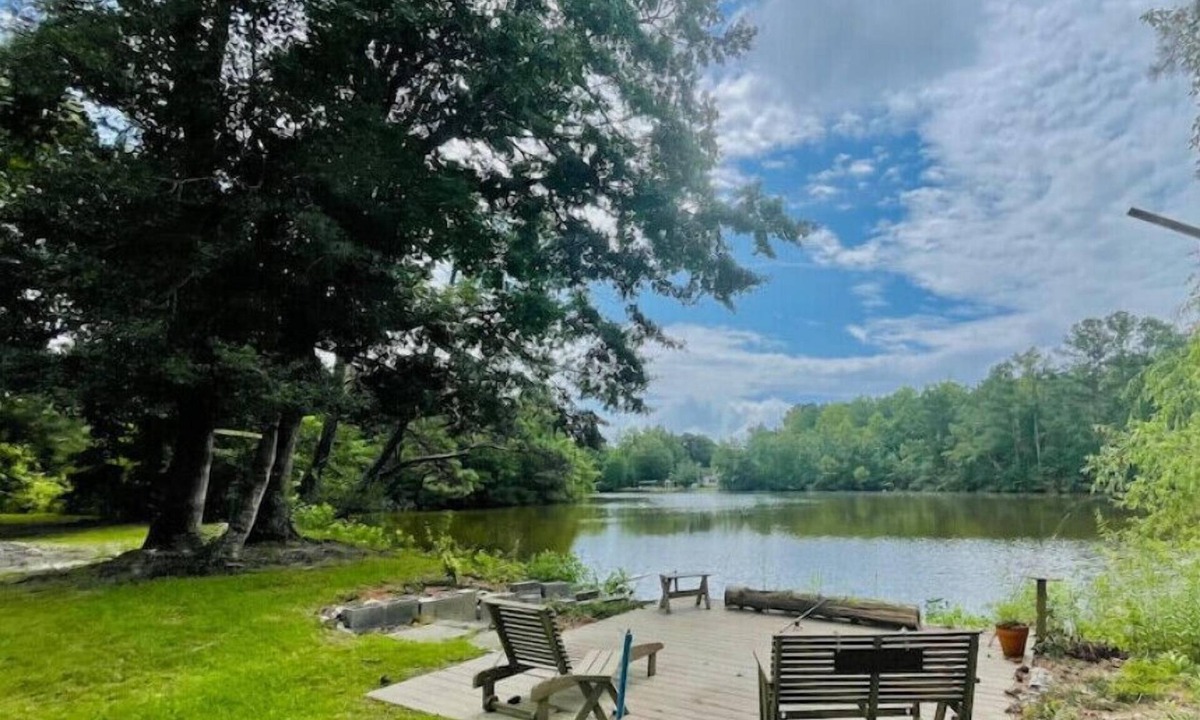 Sneads Ferry Cottage | Lake House w/pool 10min to beach Dog friendly