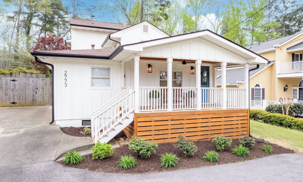 Buford House | Lake it Easy - Deep Water Dock & Year Round Views! 1 mile from Lanier Islands