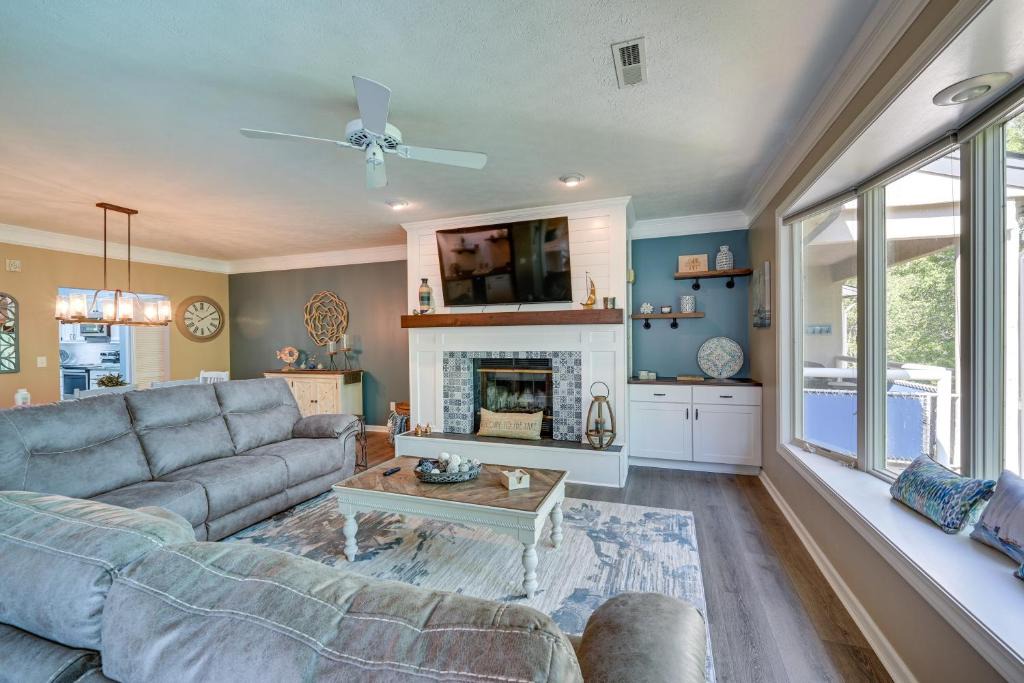 Salem House | Lake Keowee Condo: Resort Pools & Lake Access!