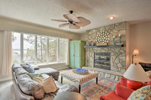 Salem House | Lake Keowee Resort Condo w/Balcony & Pool Access!