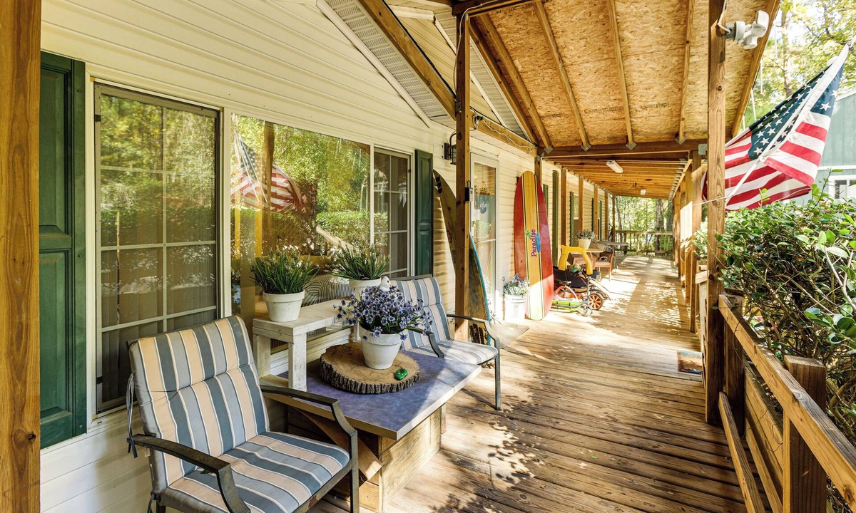 Oakhurst Cottage | Lake Livingston Home w/Dock & Deck!