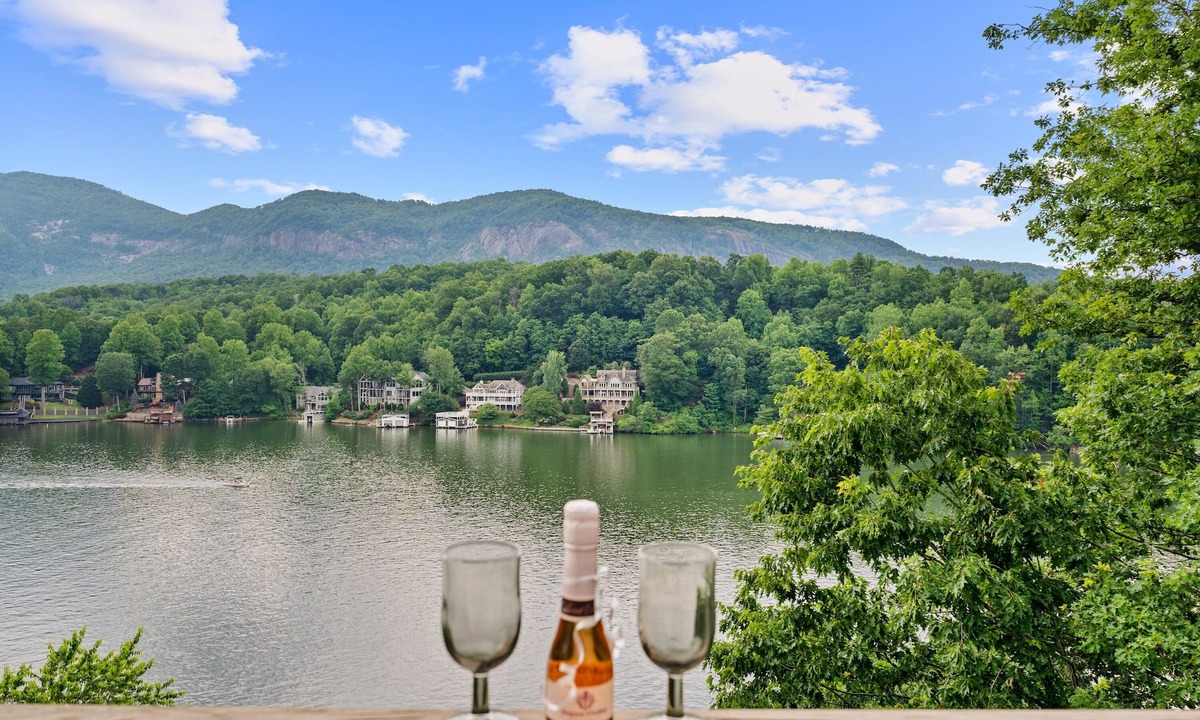 Lake Lure House | Lake Lure Lookout - Lakefront- 3bd/3ba - Sleeps 8 dog friendly