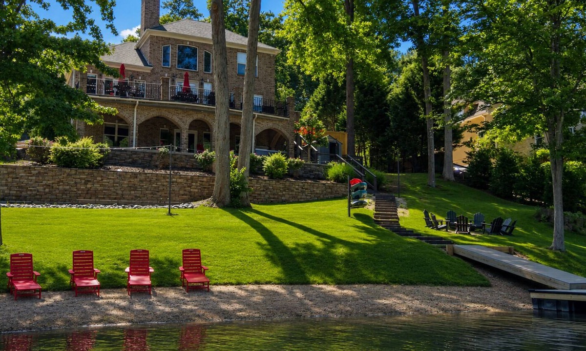 Mooresville Resort | Lake Norman, Pool, Golf Simulator, Sauna, Hot tub, Pickleball/Basketball, EV Chg