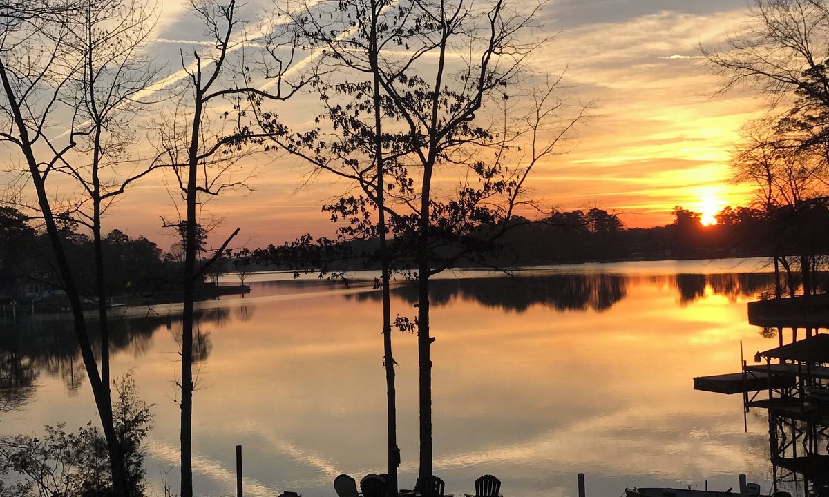 Eclectic Cabin | Lake Side Log Cabin, Private Dock, Movie Sunrise Views!