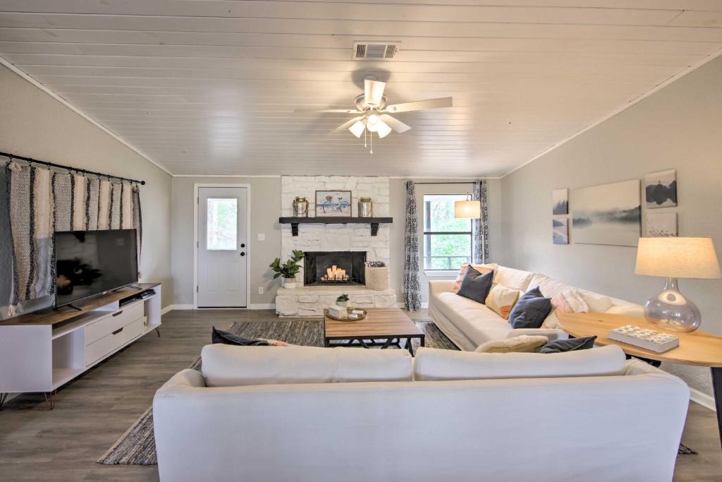 Enchanted Oaks House | Lake View & Decks: Pet-Friendly Mabank Home