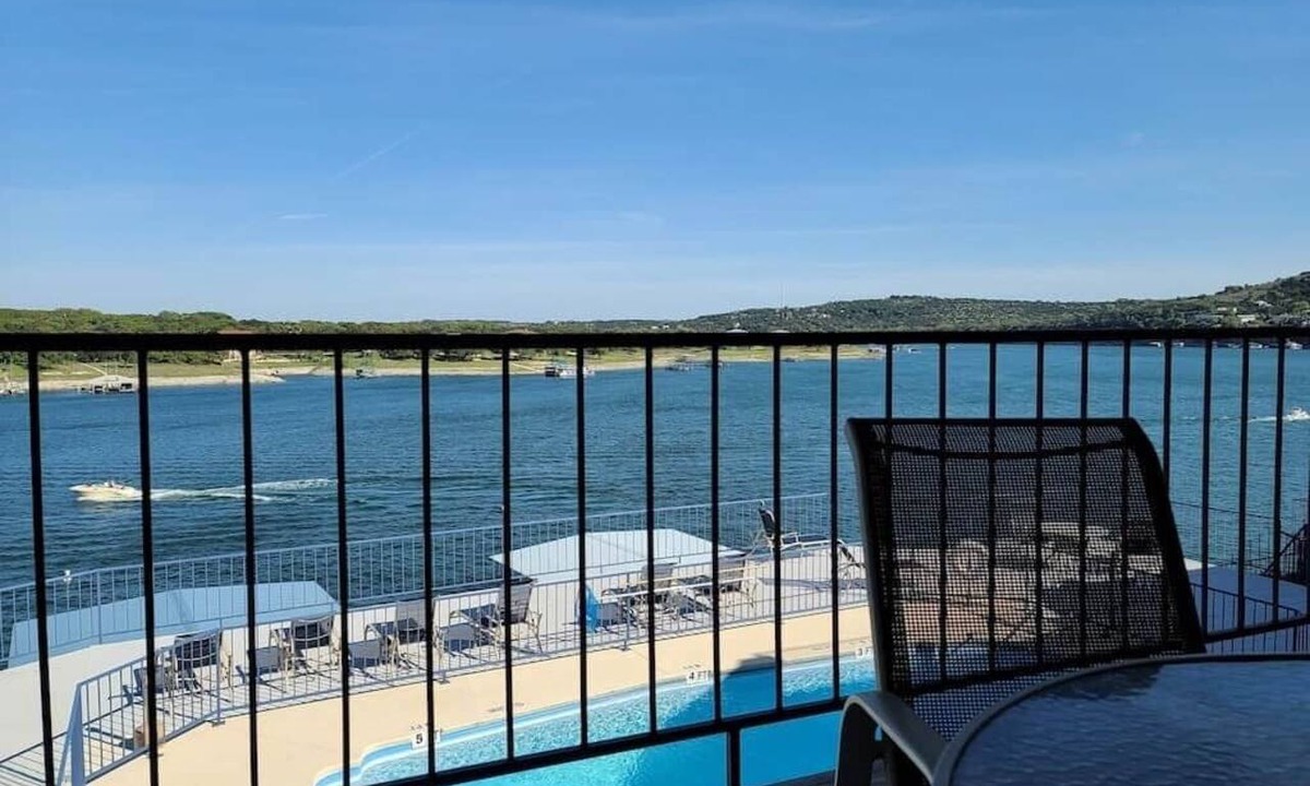 Briarcliff Condo | Lakefront Condo w/Boat Slip+Pool+Hot tub