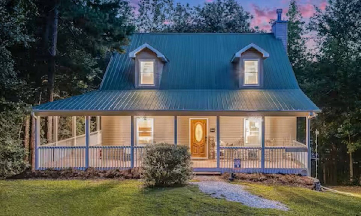 Reed Creek House | Lakefront Hartwell Home with Private Dock + Sleeps 15