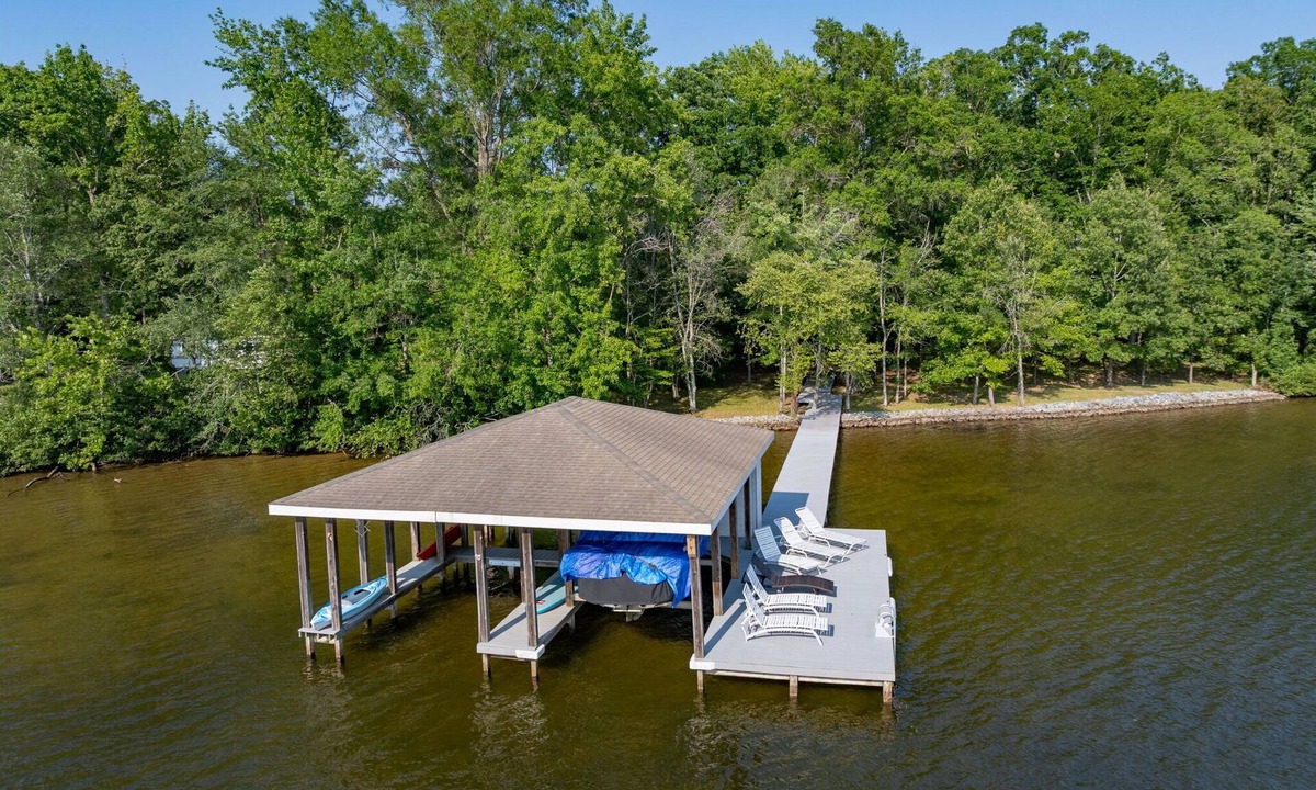 Henrico House | Lakefront: Hot tub, Dock, Firepit, Kayaks, Grill, Sleeps 13