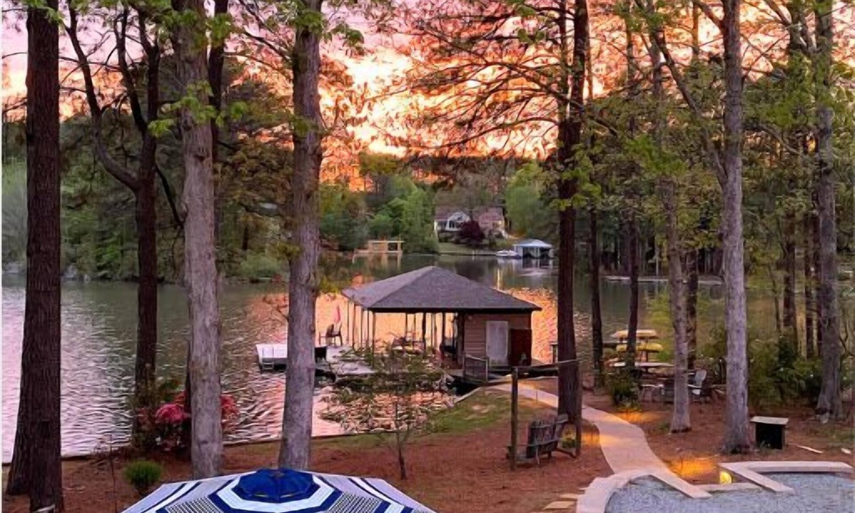 Henrico House | Lakefront, Hot Tub, Firepit, 6BR house, Pet Friendly, , Game room, Kayaks