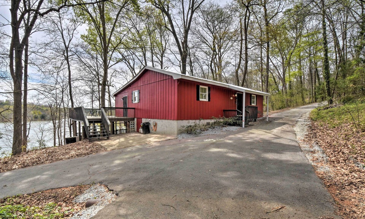 Lavonia Cottage | Lakefront Lavonia Cottage w/2-Story Dock!