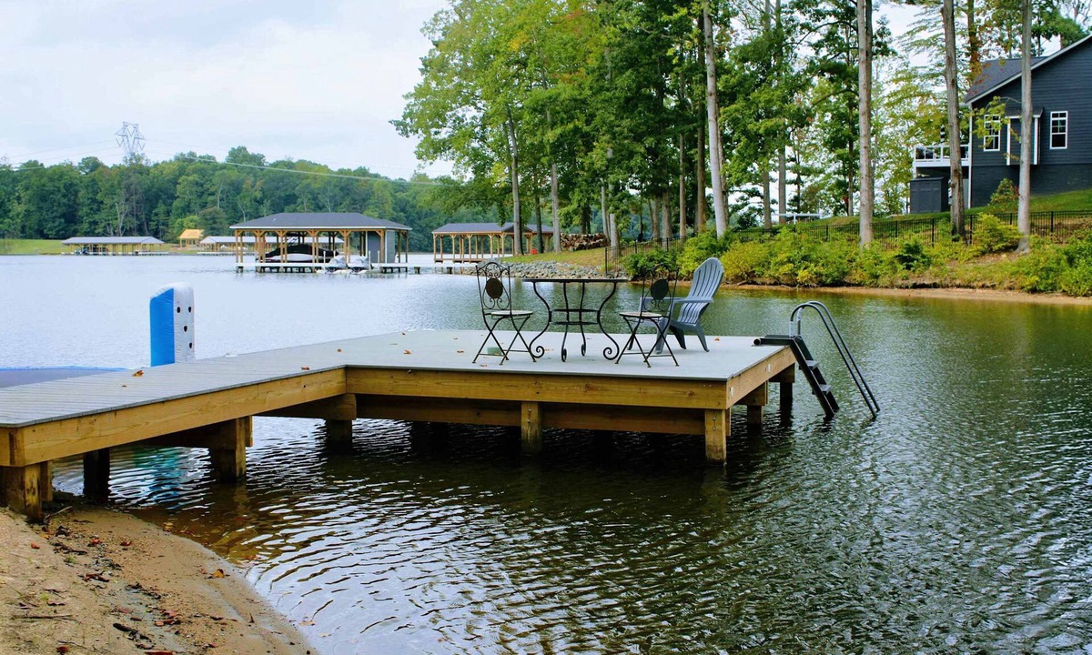 Mineral House | Lakefront Luxury - Beach, Dock, Deck @ Lake Anna