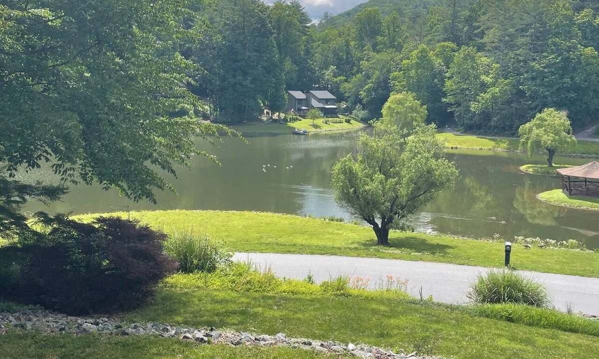 Hendersonville House | Lakefront Retreat in Western Carolina