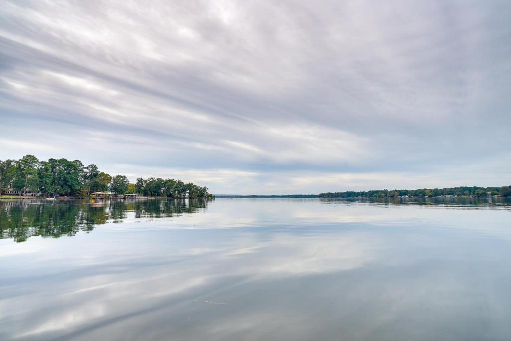 Lone Star House | Lakefront Texas Abode w/Kayaks, Fire Pit & Patio!