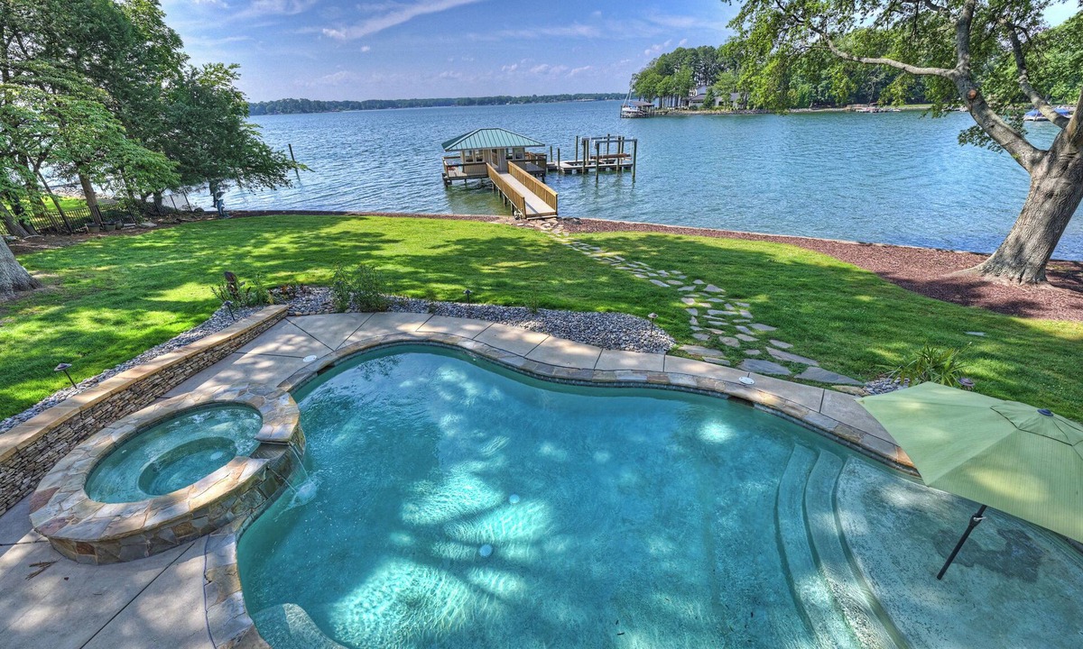 Mount Mourne House | Lakeshore Lookout - Amazing Long Range Views, Pool, Hot Tub, Fire Pit, Theatre Room and much more!