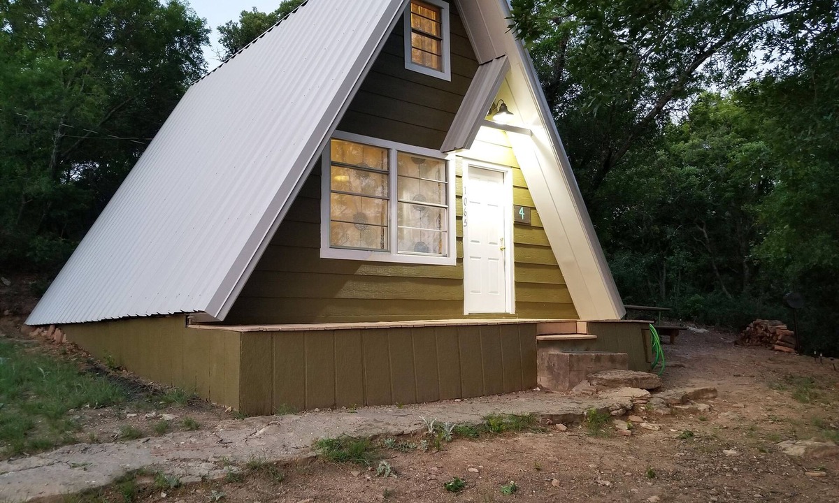 Cisco Cabin | Lakeside Cabin #4 @ Lake Cisco Rentals