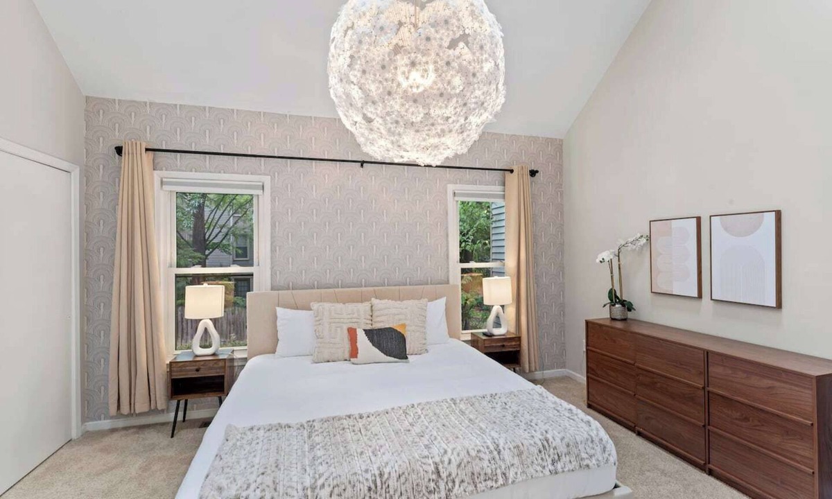 West Falls Church House | Lakeside Stay: Metro, INOVA, Dining &Shops Nearby