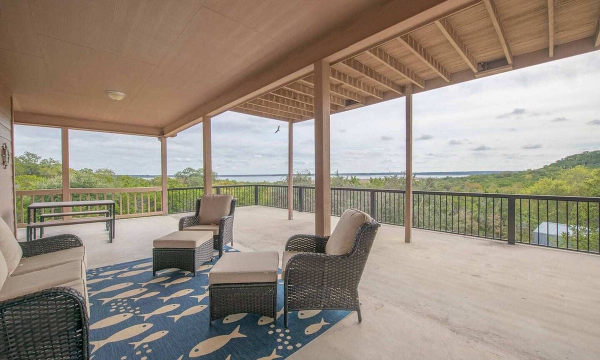 Belton House | Lakeview getaway perfect for reunions