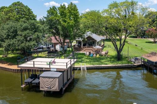 Leisure Land House | Lakeview Oasis with Patio, Dock & Black-stone Griddle