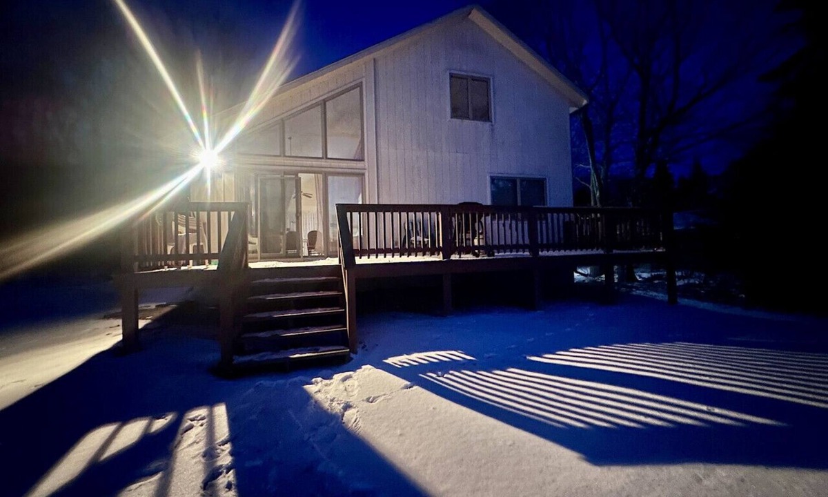 Au Gres Apartment | Lakeview & Wildlife Cabin