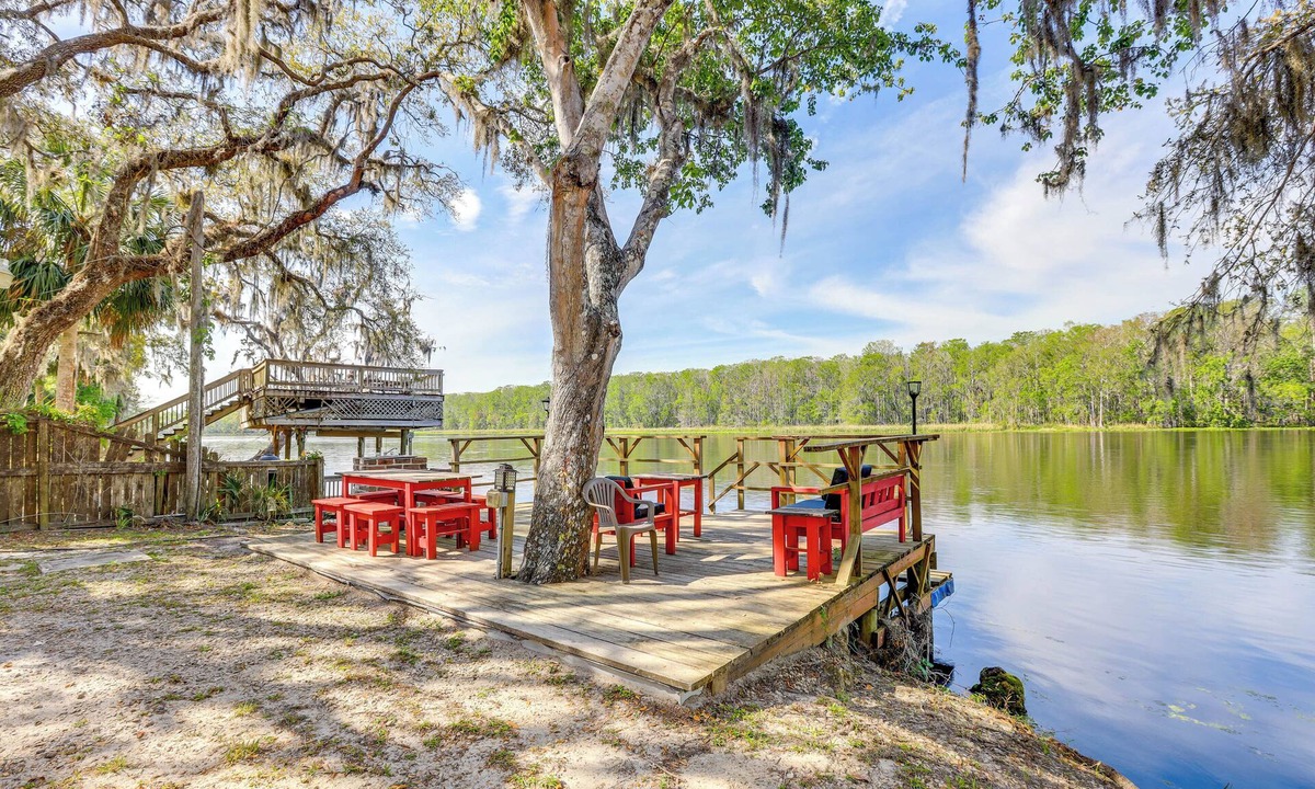 Chiefland Apartment | Lanai & Fire Pit: Riverfront Studio in Chiefland!