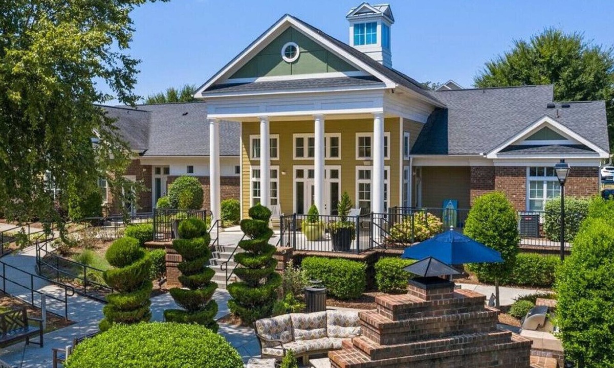 Mint Hill Apartment | Landing at Hawthorne at the Greene - 1 Bedroom in Bradfield Farms