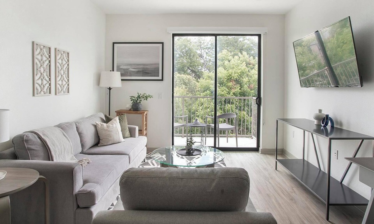 Rosedale Apartment | Landing | Beautiful 1BD, Gym, Courtyard