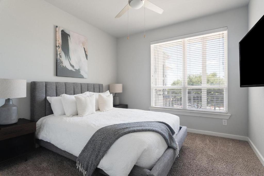 Buda Apartment | Landing Beautiful 1BD Pool Gym