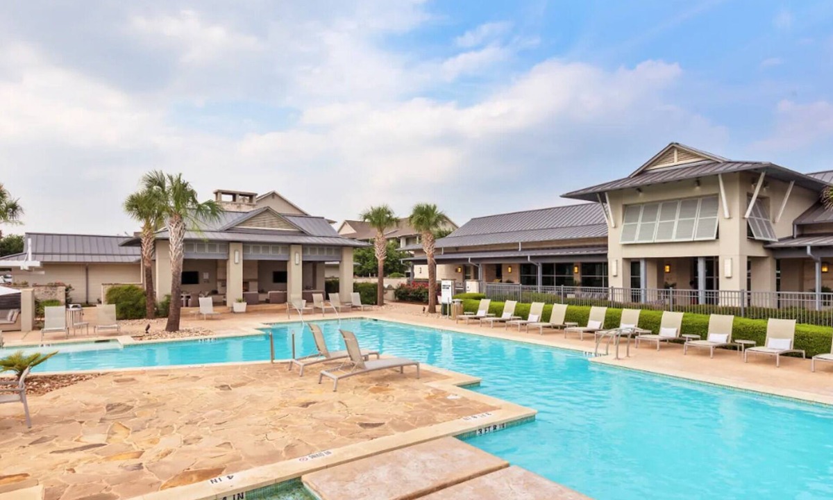 Buda Apartment | Landing | Beautiful 1BD, Pool, Gym