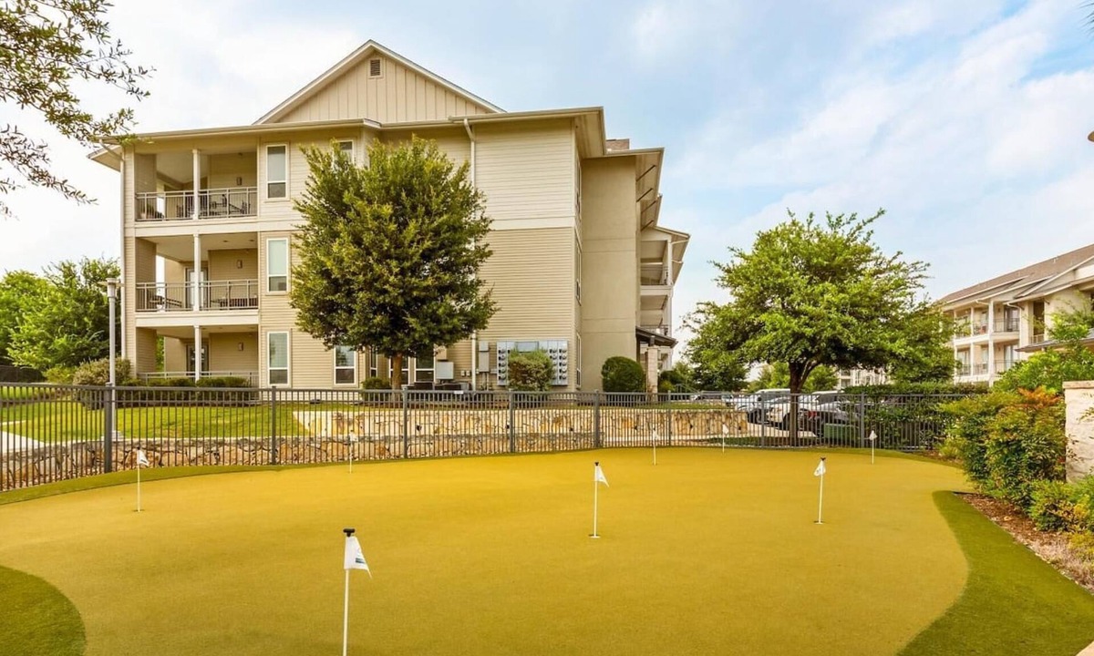Buda Apartment | Landing | Beautiful 2BD, Pool, Clubhouse