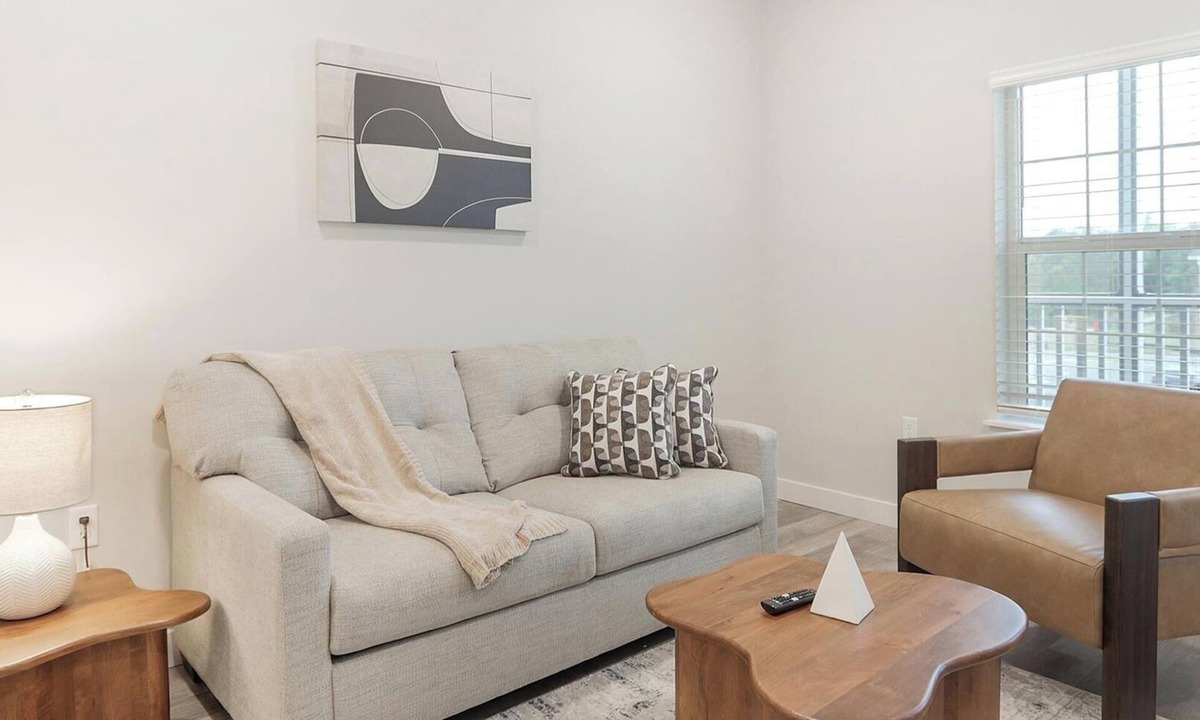 Beaufort Apartment | Landing | Incredible 2BD, Gym