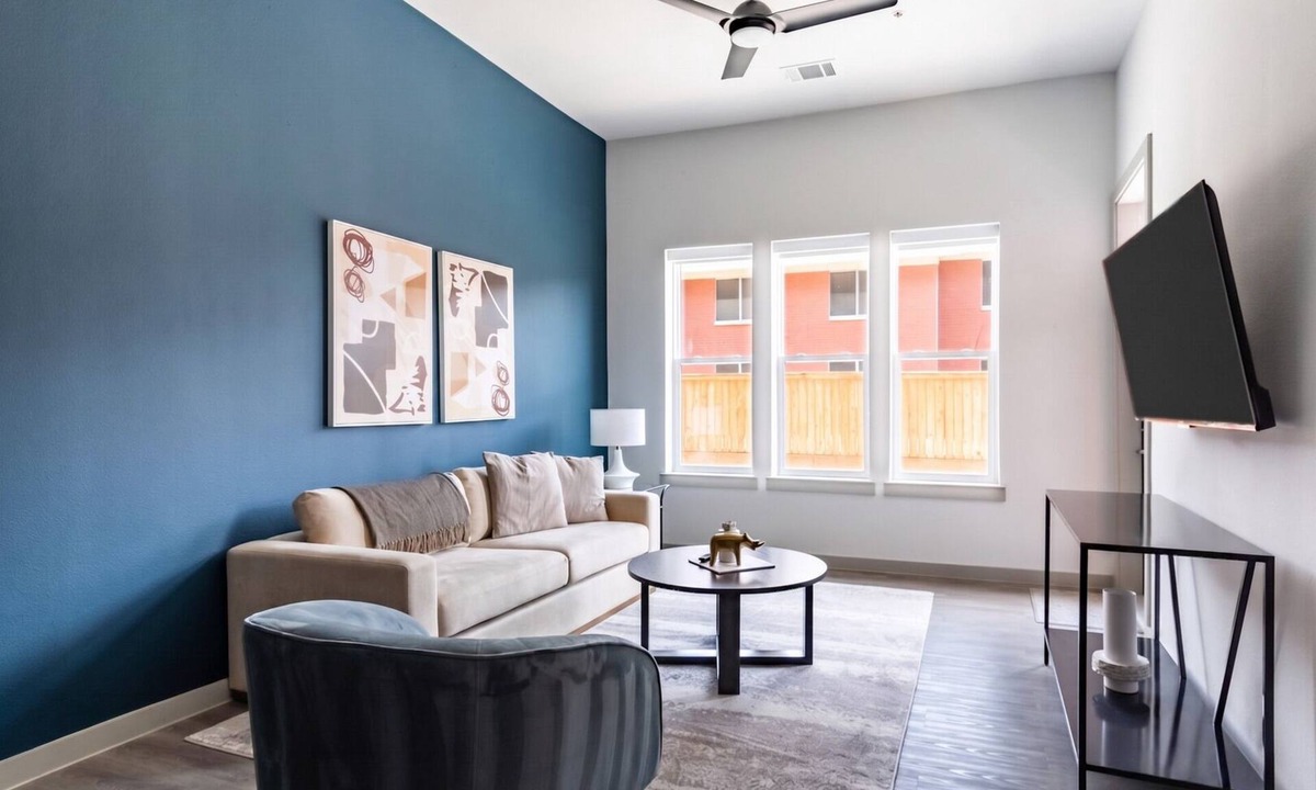 MLK Apartment | Landing | Modern 1BD, Gym, Courtyard