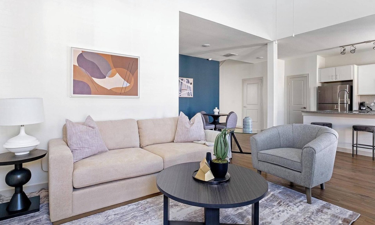 Waller Apartment | Landing | Modern 3BD, Pool, Gym