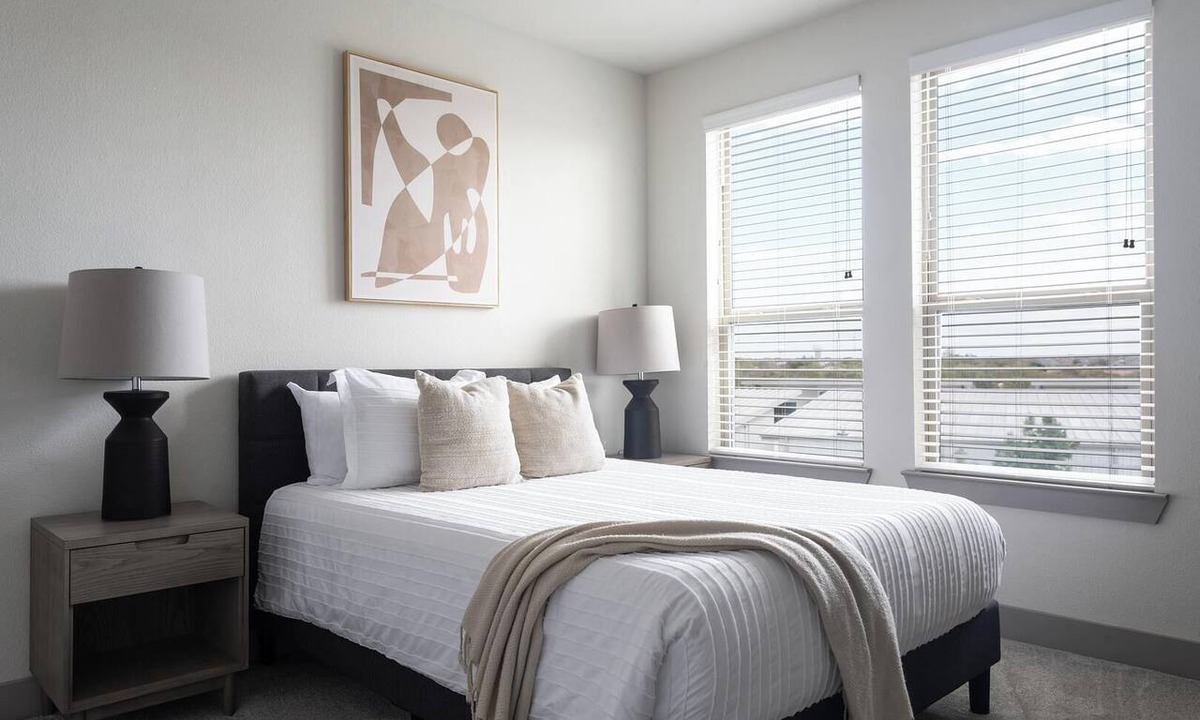 Manor Apartment | Landing | Spectacular 1BD, Gym, Courtyard