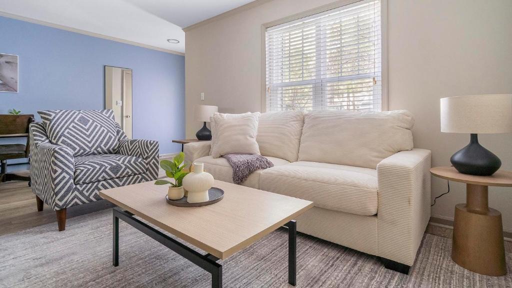 Crabtree Apartment | Landing Spectacular 2BD Pool Gym