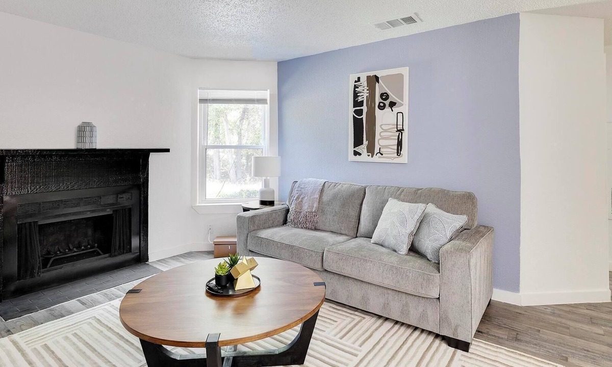 DeSoto Apartment | Landing | Stunning 2BD, Tennis Court, Pool