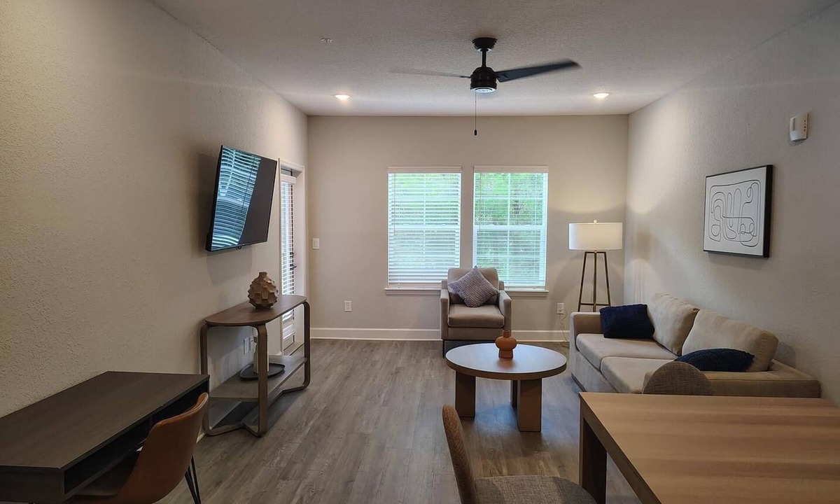 Newberry Apartment | Landing | Stunning 3BD, Pool, Gym