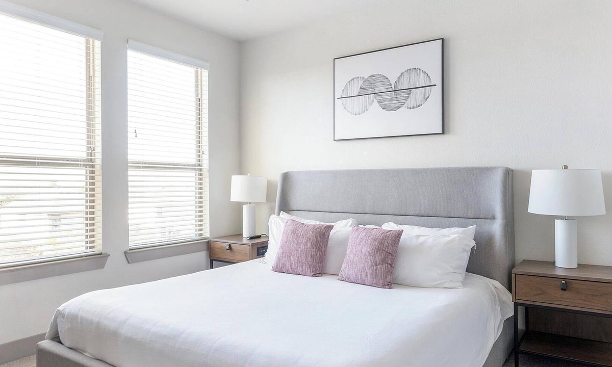 Manor Apartment | Landing | Stylish 1BD, Courtyard, Gym