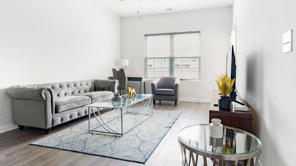Bloomingdale Apartment | Landing Stylish 2BD Gym Pool